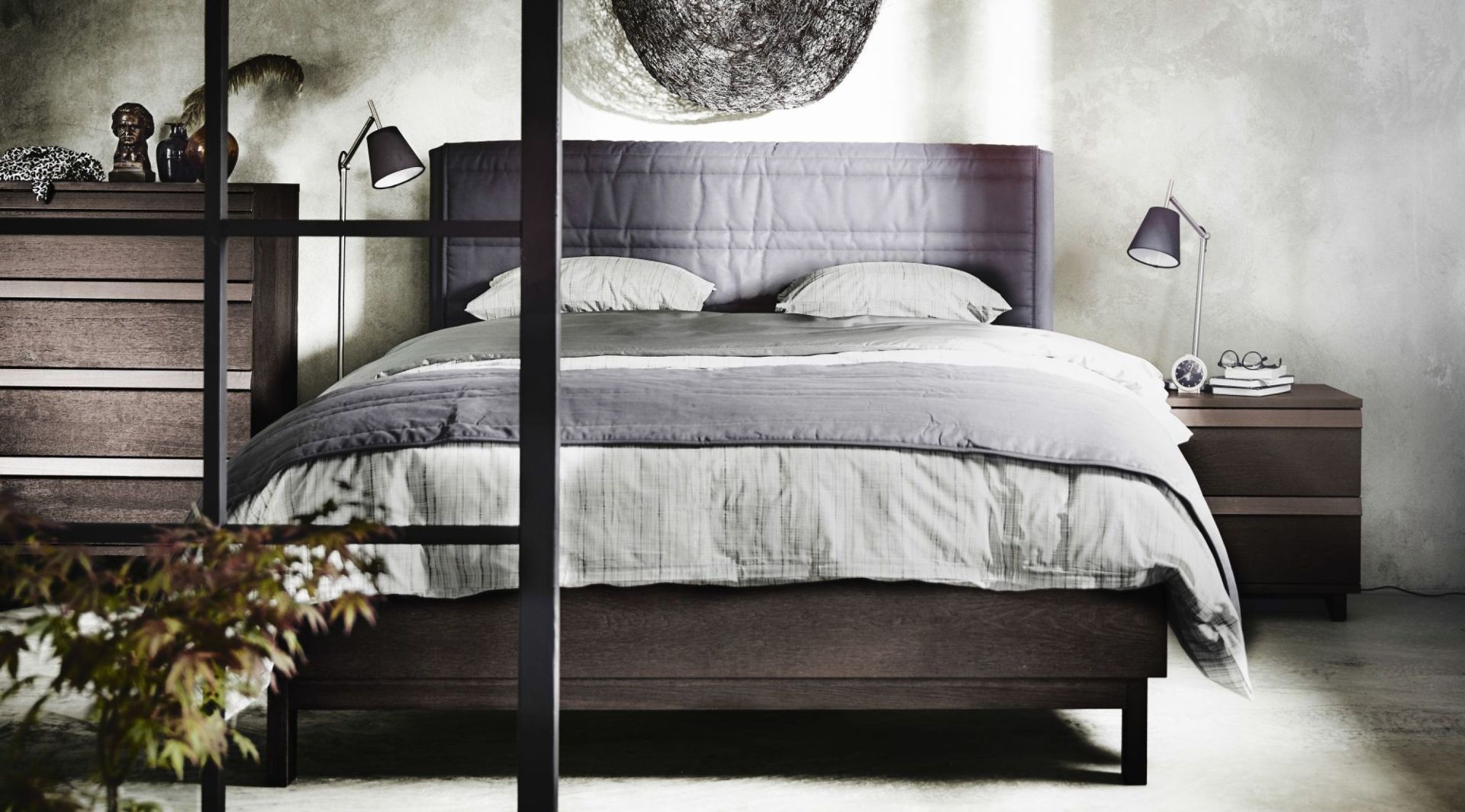 Miękki zagłówek łóżka Oppland zapewnia wygodę podczas siedzenia. Dużym atutem jest to, że materiał z niego można zdjąć do prania. Fot. IKEA