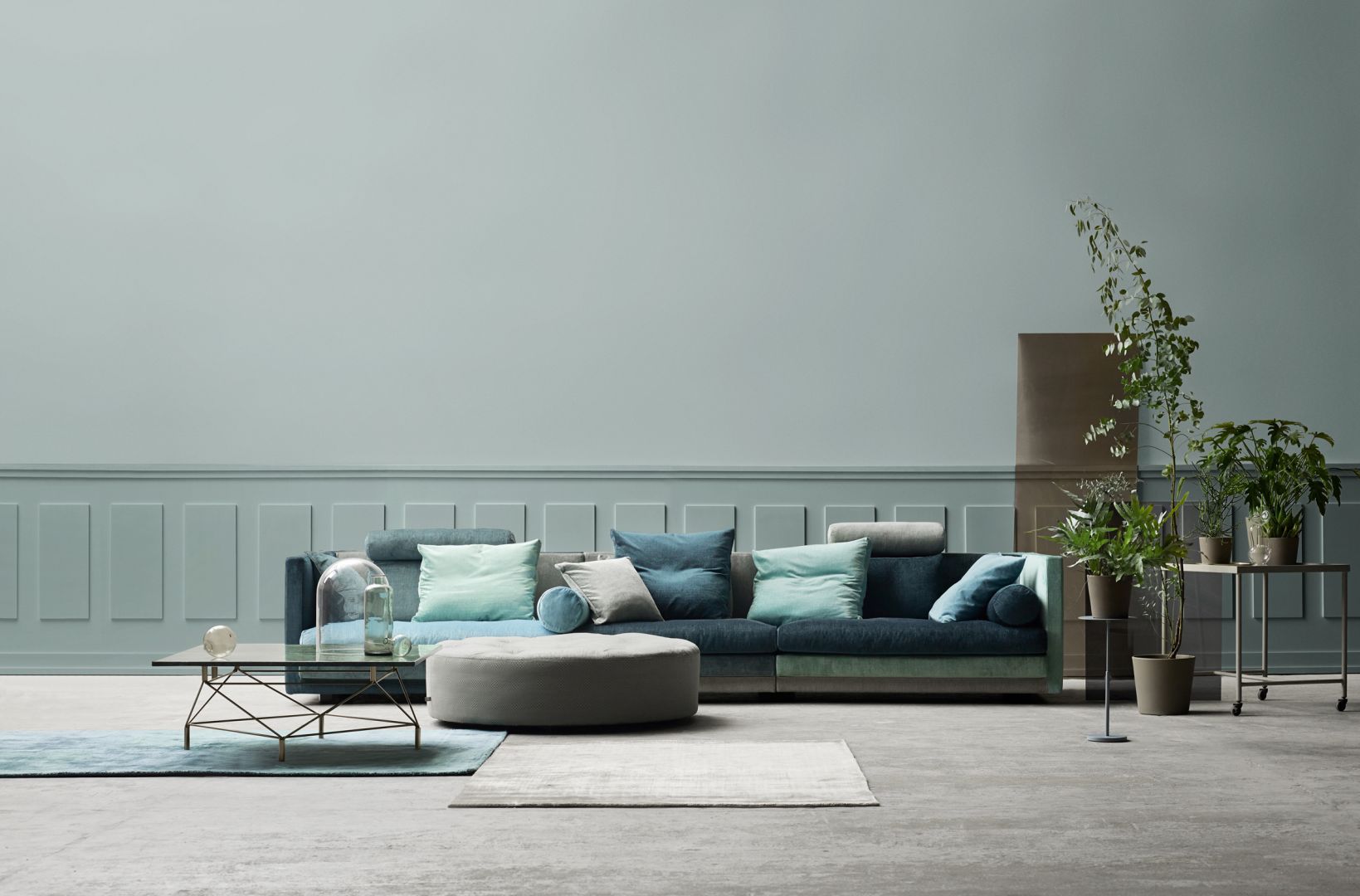 Cocoon sofa ma prawie cztery metry długości, dzięki czemu stanowi doskonałe wyposażenie dużego salonu. Fot. Eillersen