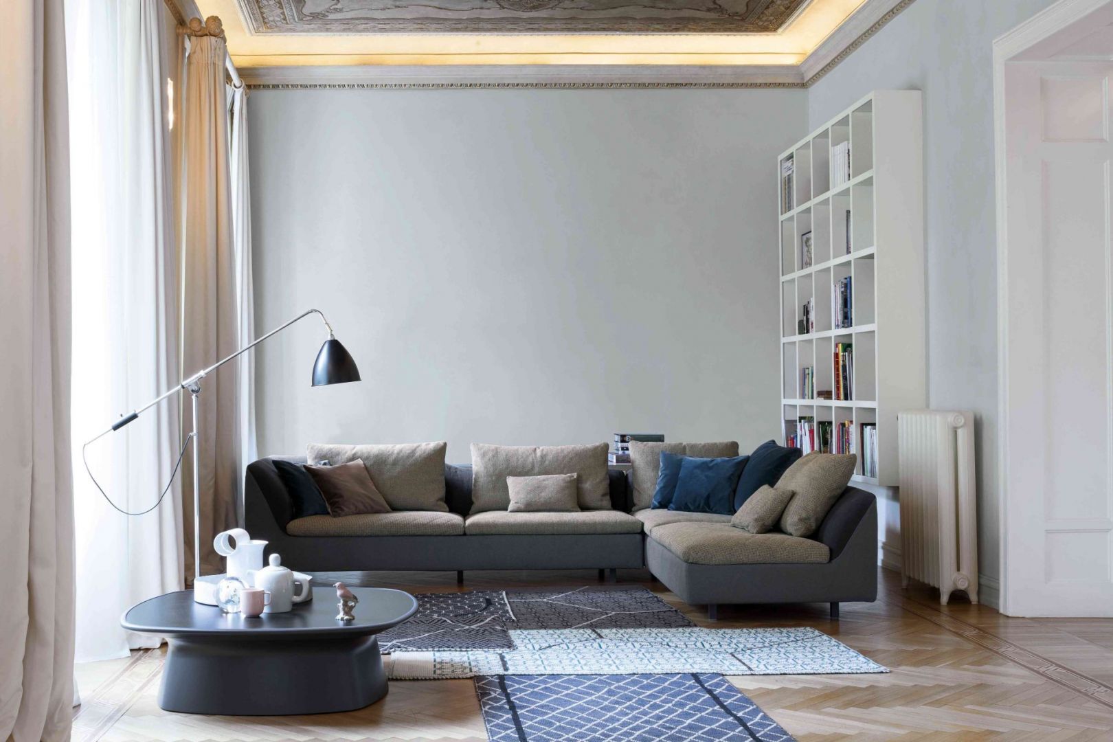 Piękny narożnik Aura w dwukolorowej wersji, który doskonale uzupełni wnętrza w stylu loft, modernistycznym oraz vintage. Fot. Bonaldo