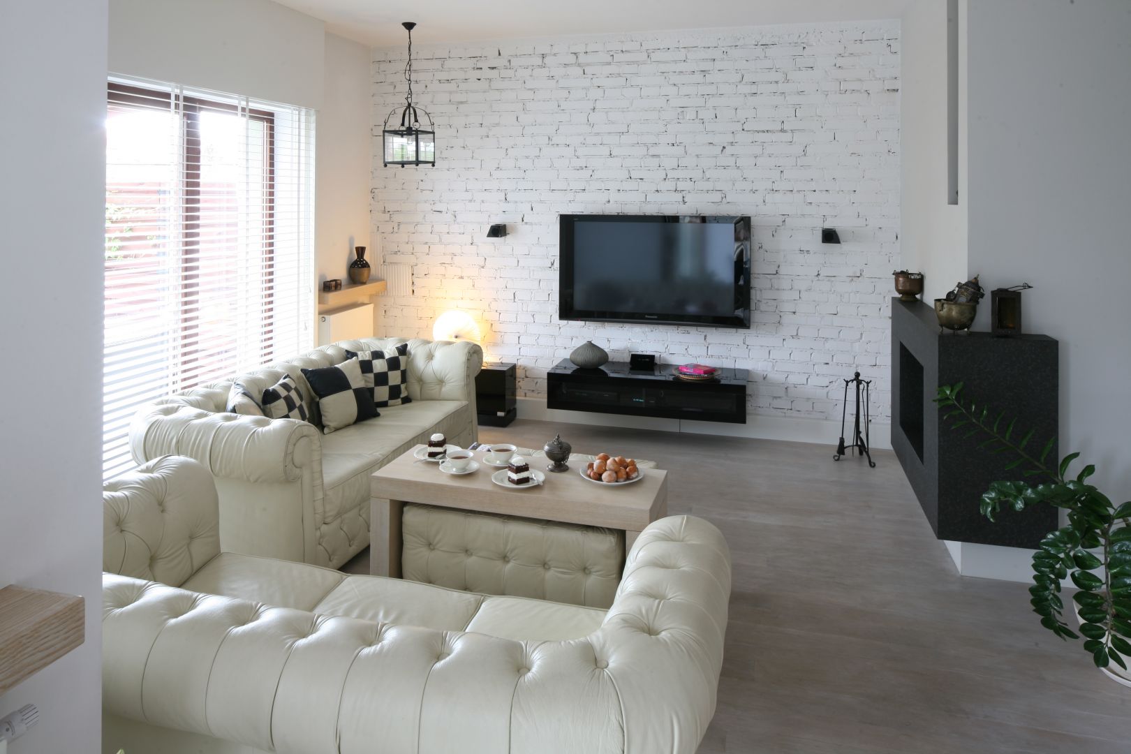 Biały salon może być nowoczesny i zarazem tradycyjny. Białe ściany rozjaśniają wnętrza i powiększają je optycznie. Do takiego wnętrza stylowe dodatki w postaci mebli. Projekt: Jarosław Jończyk Fot. Bartosz Jarosz 