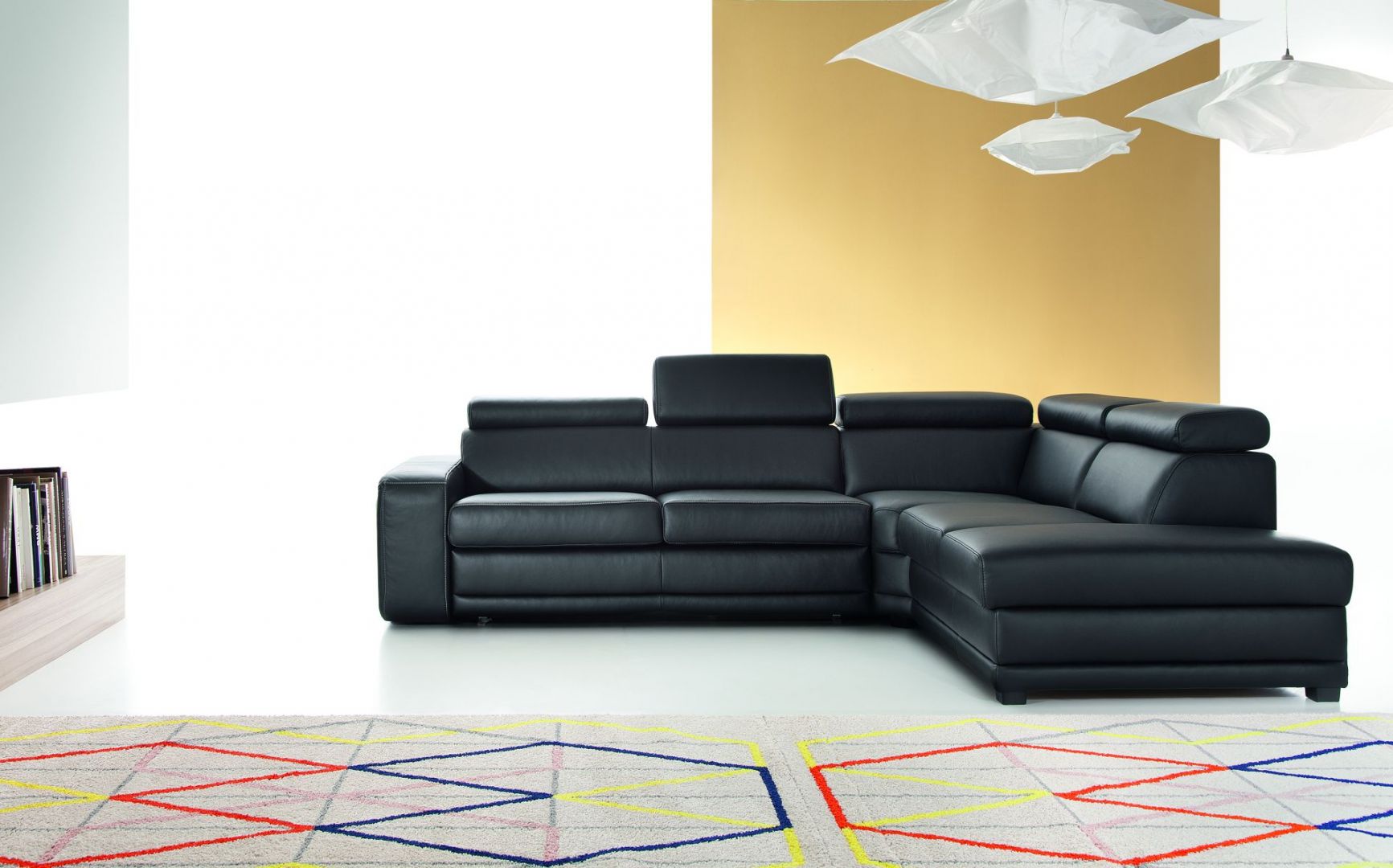 Sofa Matt to nowoczesne podejście do sofy tapicerowanej skórą. W czarnym kolorze prezentuje się wyjątkowo stylowo i elegancko. Fot. Etap Sofa