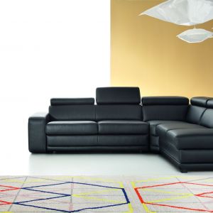 Sofa Matt to nowoczesne podejście do sofy tapicerowanej skórą. W czarnym kolorze prezentuje się wyjątkowo stylowo i elegancko. Fot. Etap Sofa
