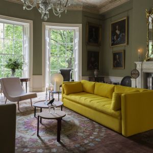 Jeśli chcemy wprowadzić do salonu trochę kolorowych akcentów, warto kupić sofę o ciekawej barwie. Żółty słoneczny odcień z pewnością rozświetli każdy salon. Fot. Hay