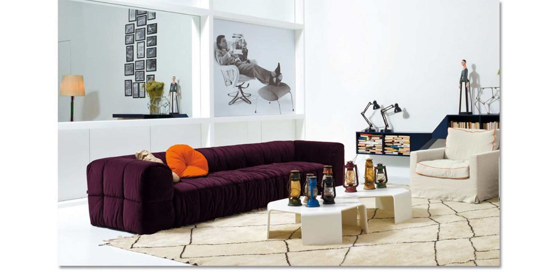Prosta sofa Strips wygląda jakby była złożona z malutkich, miękkich kwadratów. Takie pokrycie sofy z pewnością będzie elementem skupiającym na sobie uwagę. Fot. Artflex