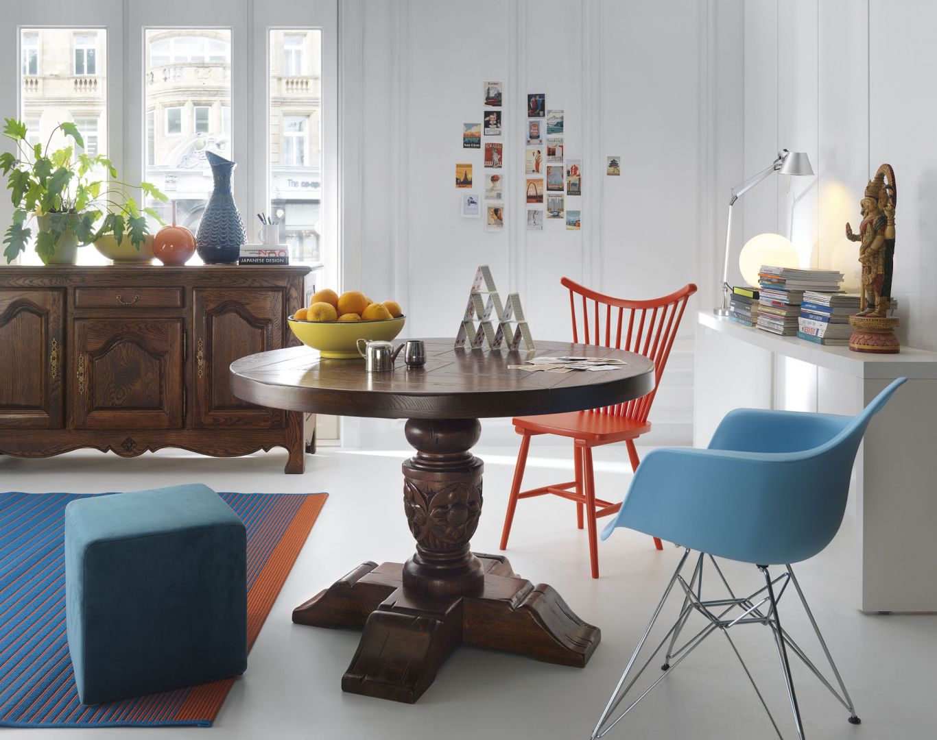 Okrągłe stoły na grubej nodze to stylowy klasyk. Można je unowocześnić zestawiając z designerskimi, kolorowymi krzesłami. Fot. Domoteka