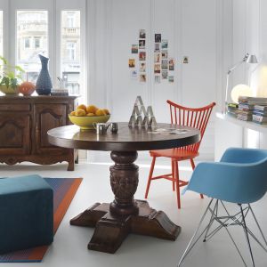 Okrągłe stoły na grubej nodze to stylowy klasyk. Można je unowocześnić zestawiając z designerskimi, kolorowymi krzesłami. Fot. Domoteka