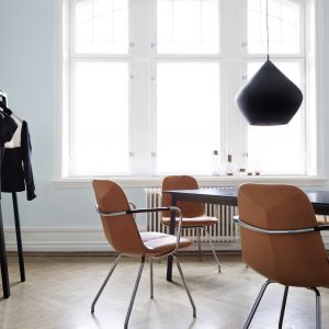 W nowoczesnych jadalniach idealnie sprawdzą się krzesła w minimalistycznym biurowym stylu. Na zdjęciu krzesła Primo. Fot. Scandiform