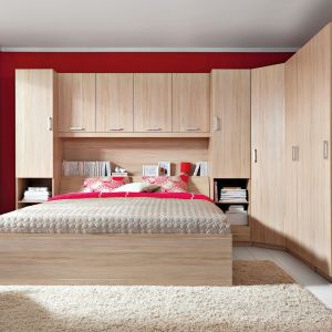 Synthia to wygodne i nowoczesne łóżko oraz rozbudowany system przechowywania. Pojemne regały, szafy i komoda nie tylko pomogą utrzymać ład i porządek we wnętrzu, ale dzięki swojej jasnej barwie, nadadzą sypialni przytulny klimat. Fot. Black Red White 