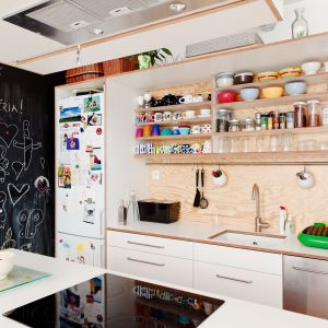 Otwarte półki pozwalają wyeksponować kolorowe naczynia, dzięki którym kuchnia nabiera przyjaznego wyglądu.