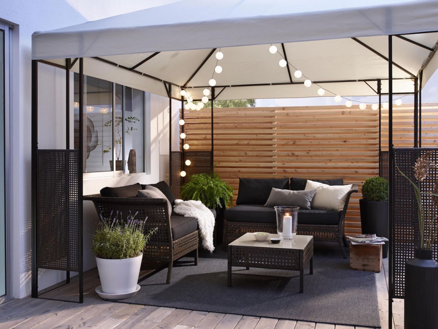 Jeśli mamy spory balkon na ostatnim piętrze, warto zainwestować w parasol lub namiot, który ochroni nas przed palącym słońcem. Fot. IKEA