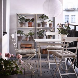 Tak jak we wnętrzach, tak i na balkonach warto stosować biały kolor, który ma właściwości powiększające przestrzeń. Fot. IKEA