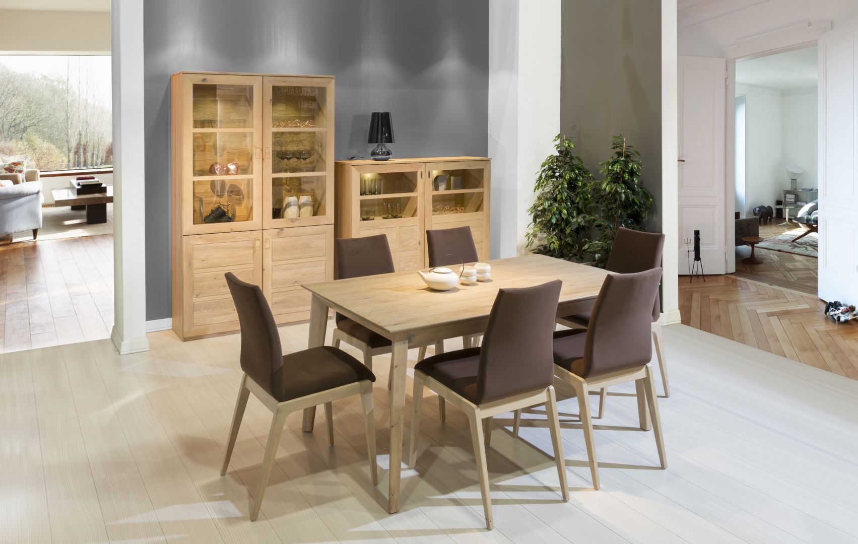 Kolekcja K 28 cieszy piękną barwą Dąb Bianco, która w połączeniu z detalami tj. skórzane krzesła, prezentuje się w salonie stylowo. Fot. Kolekcja Mebli Klose