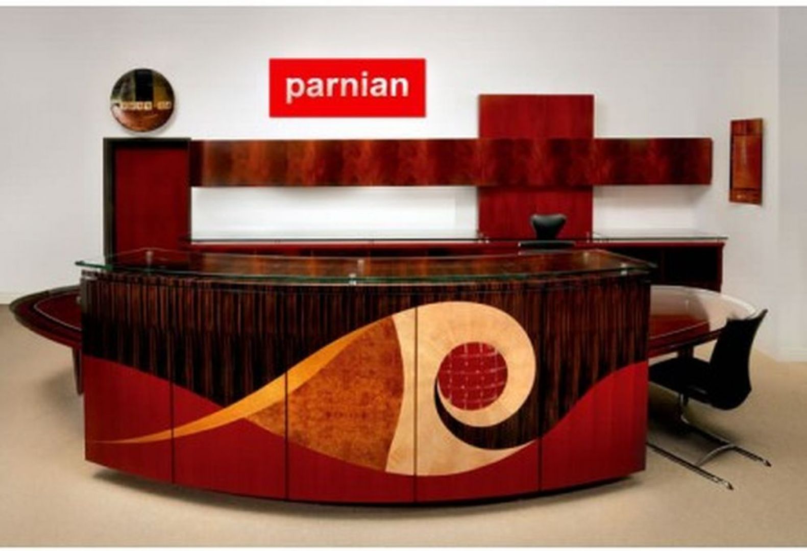 Prezentowane na zdjęciu unikalne biurko kosztuje ok. 200 tys. dolarów. Jego produkcja trwała ponad 5 miesięcy. Autorem projektu jest Parnian Furniture Design, ze Scottsdale w Arizonie. Fot. Pernian Furniture 