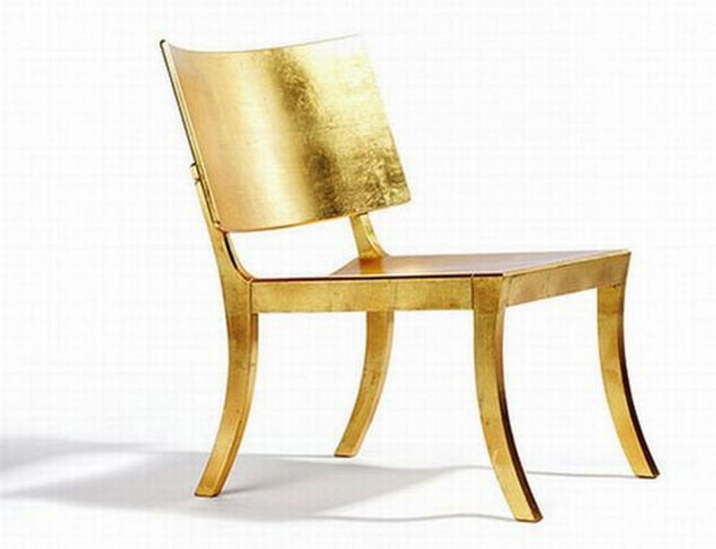 To krzesło wykończono 24-karatowym złotem. Mebel z pewnością robi wrażenie, a kosztuje ponad 3 tys. dolarów. Fot.jessicasutton.blogspot.com 
