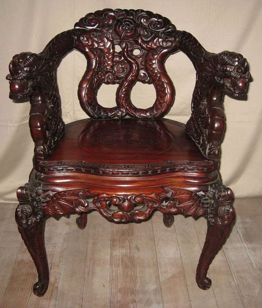 Dragons Chair to najdroższe krzesło świata, które zastało sprzedane za kwotę 27.8 mln dolarów. Jego nazwa wzięła się od głów smoków, misternie wyrzeźbionych na podłokietnikach. Wcześniej krzesło było własnością Yves Saint Laurent. Fot. worldsrichpeople.com  