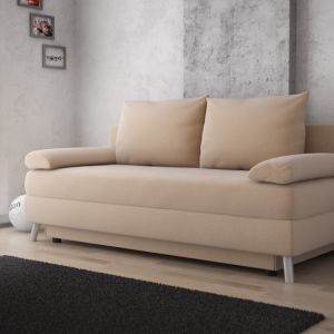 Sofa Carmen na metalowych, subtelnych nóżkach, posiada funkcję spania, pojemnik na pościel oraz wbudowany mechanizm ułatwiający rozkładanie mebla. Fot. Fresh  
