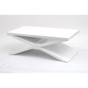 Biały stolik dedykowany jest małym wnętrzom. Powierzchnia o wysokim połysku odbija światło i optycznie powiększa pomieszczenie. Fot. Sweetpea & Willow