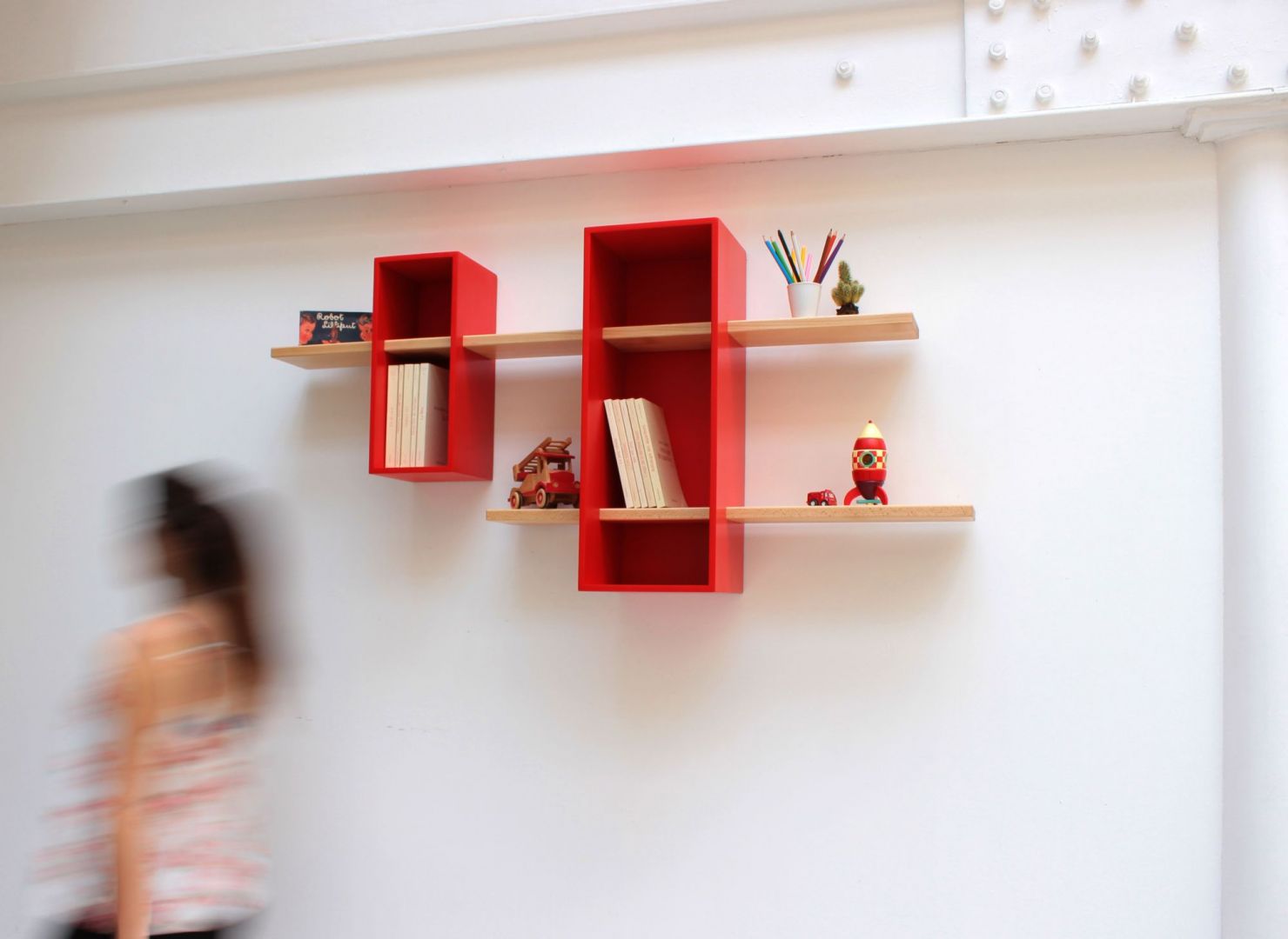 Kolorowe, geometryczne w kształcie półki sprawdzą się zarówno w salonie, jak i pokoju starszego dziecka. Fot. La Corbeille Éditions