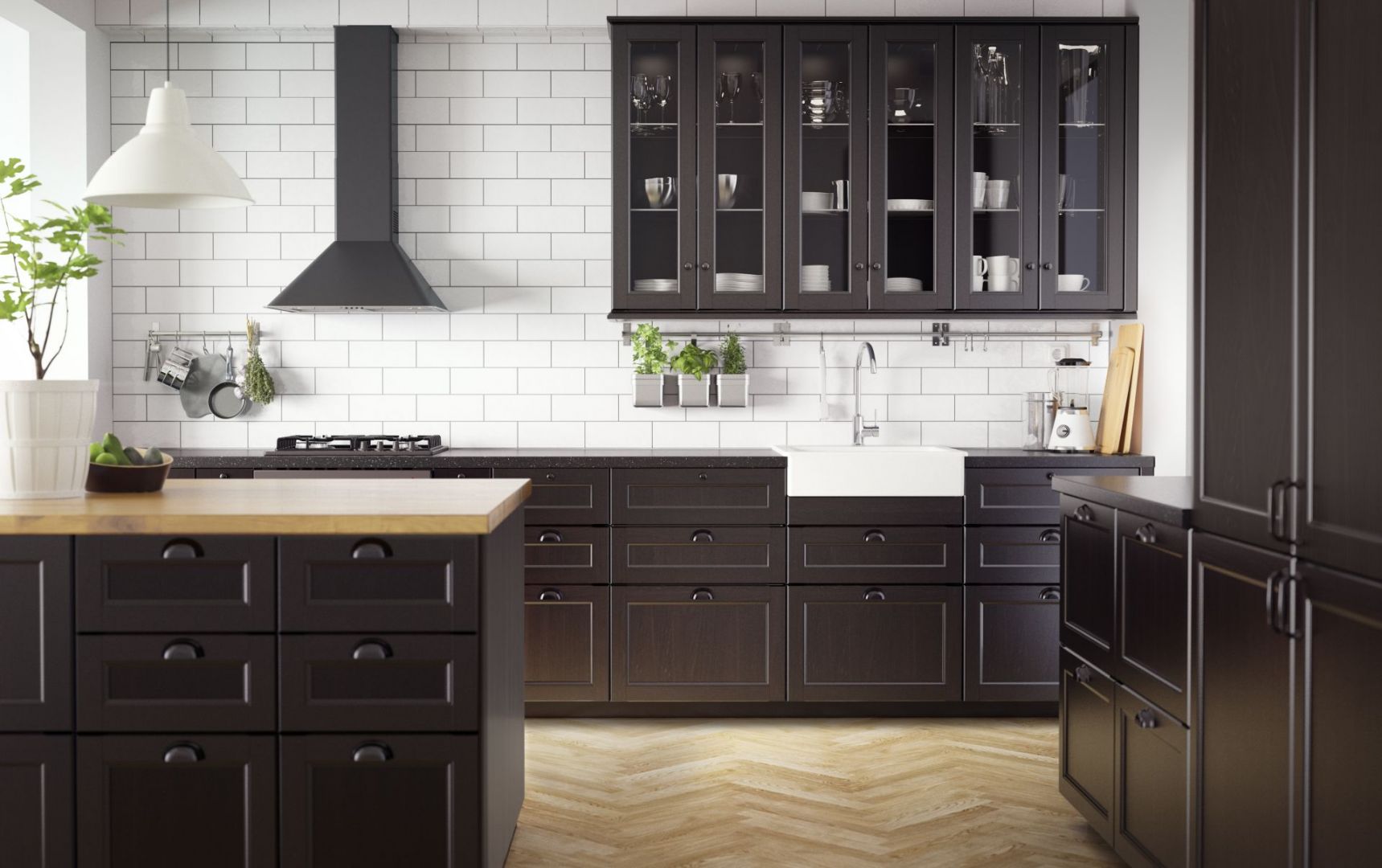 Elegancka czerń dobrze prezentuje się na klasycznych frontach kuchennych z ramiakami. Dla rozjaśnienia aranżacji warto połączyć tą barwę z jasnym kolorem, np. w postaci jasnego, drewnianego blatu lub białymi płytkami na ścianach. Fot. IKEA