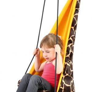 Krzesło-huśtawka Hang Mini. Bujanie rozwija u dzieci zmysł równowagi i zdolności ruchowe. Zapewnia też dobre samopoczucie i relaks. Fot. Amazons 