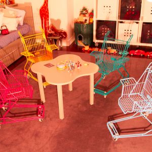 Krzesełka wykonane z drutu, formą przypominają koszyki na zakupy. Fot. KSL Living 
