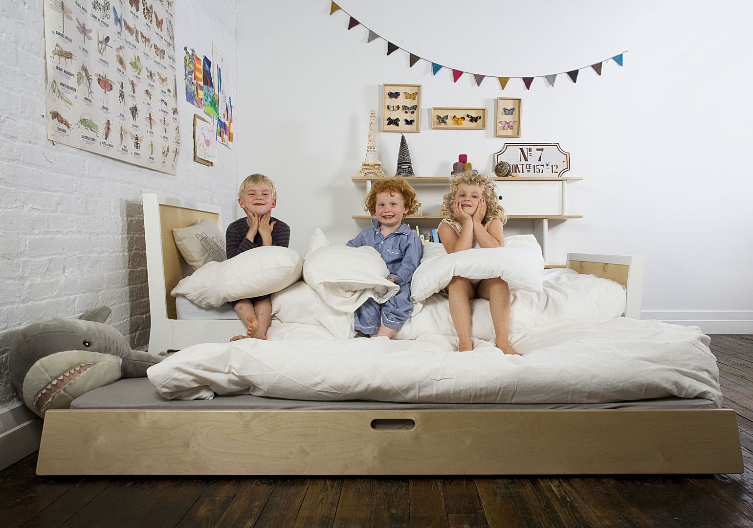 Łóżko Oeuf Trundle jest wygodnym miejscem do spania dla dzieci od 4 roku życia. Posiada wysuwany materac, dzięki czemu idealnie sprawdza się w sytuacji, kiedy rodzeństwo dzieli jeden pokój. Fot. Modern Kids