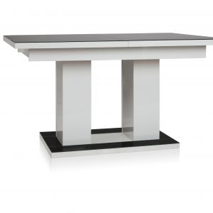 Funkcjonalność jest dużym atutem stołu Vetro. Prostą ławę (o wymiarach 140 x 85 cm) możemy rozłożyć na stół o szerokości 210 cm, w sam raz na typowo rzymskie uczty. Fot. Halex