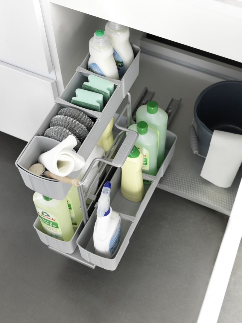 Na detergenty warto w kuchni przeznaczyć osobną szafkę. Idealnie sprawdzi się szuflada z separatorami lub specjalna wkładaka do szafki. Fot. Rationel