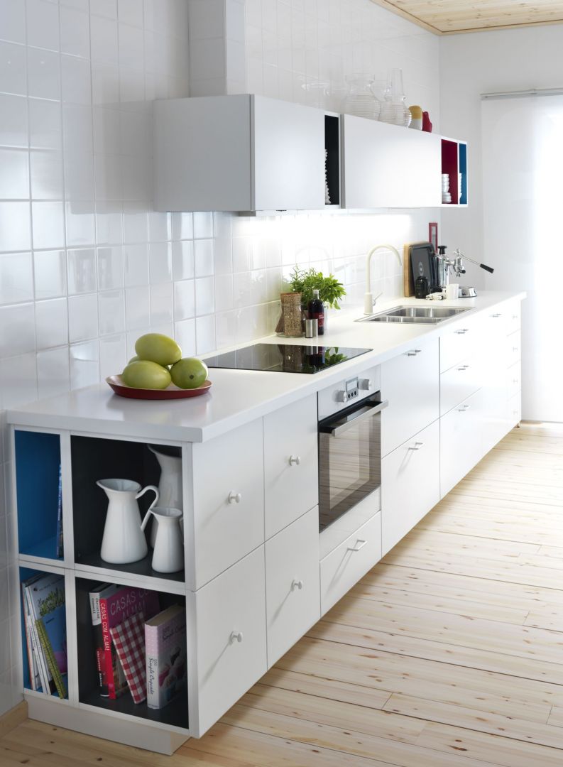 Zakończeniem długiego ciągu szafek w aneksie kuchennym mogą być otwarte półeczki. To doskonałe miejsce na drobne dekoracje lub na książki kucharskie. Kolorowe wnętrze półek doda zaś kuchni ciekawego wyglądu. Fot. IKEA