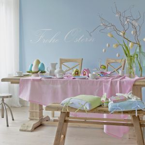 Wielkanoc  kojarzy się z wyjątkową dekoracją stołu. Jest  także dobrą okazją do odświeżenia aranżacji salonu. W te święta postaw na pastele. Fot. Kahla 
