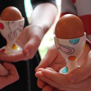 Jak podać jajka na święta? Ten odwieczny dylemat przestanie być wyzwaniem, kiedy wprowadzisz do swej kuchni ładne kieliszki do jajek. Fot. Laura Lee Designs 