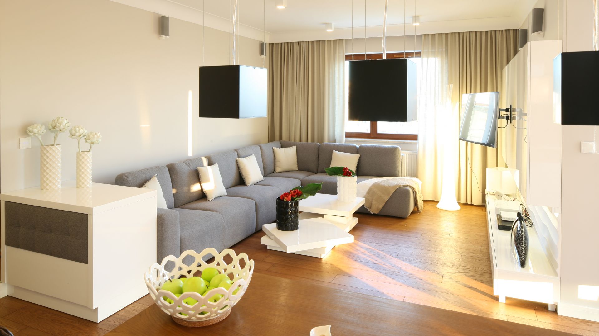 Szara sofa to hit w aranżacji wnętrza. Świetnie prezentuje się w otoczeniu białych lub kremowych ścian, tworząc z nimi jasną i przytulną kompozycję. Do wąskich salonów najlepiej wybrać narożnik, który zapewni relatywnie dużo miejsca do siedzenia, ale nie