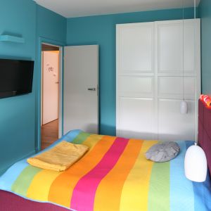 Turkusowy kolor na ścianach daje wrażenie świeżości, dlatego jest dobry do niewielkich, nowoczesnych sypialni. Najpiękniej wygląda zestawiony ze śnieżną bielą. Projekt: Dorota Szafrańska Fot. Bartosz Jarosz