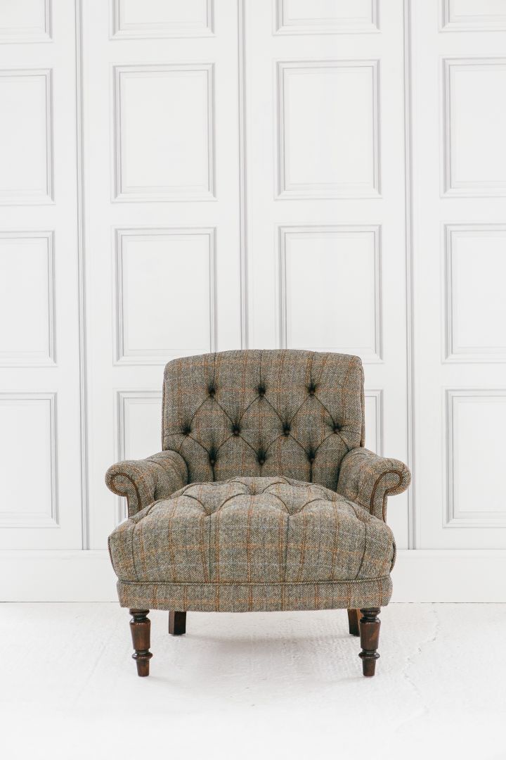 Fotele angielskie charakteryzują się pikowanym siedziskiem i wywiniętymi na zewnątrz podłokietnikami. Fot. Rose and Grey