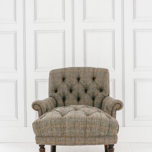 Fotele angielskie charakteryzują się pikowanym siedziskiem i wywiniętymi na zewnątrz podłokietnikami. Fot. Rose and Grey