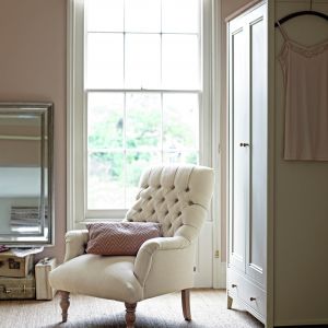 Pikowane siedziska w fotelach to doskonałe uzupełnienie eleganckich wnętrz. Wiele modeli posiada również stylizowane nóżki. Fot. Marks and Spencer