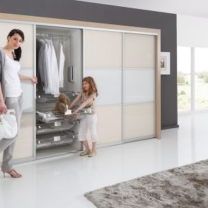 Odpowiednie zorganizowanie przestrzeni szafy znacznie ułatwi utrzymanie czystości w garderobie. Fot. Rejs