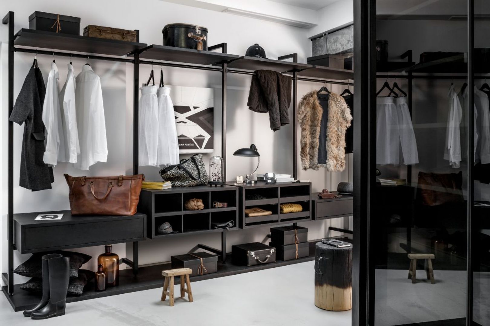 Przestrzeń garderoby może pełnić nie tylko rolę praktyczną, ale również dekoracyjną. Fot. Raumplus