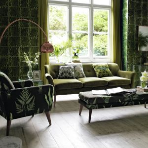 Fotel nie zawsze musi mieć tą samą tapicerkę co sofa. Może do niej pasować stylistycznie lub całkowicie się wyróżniać. Fot. Marks and Spencer