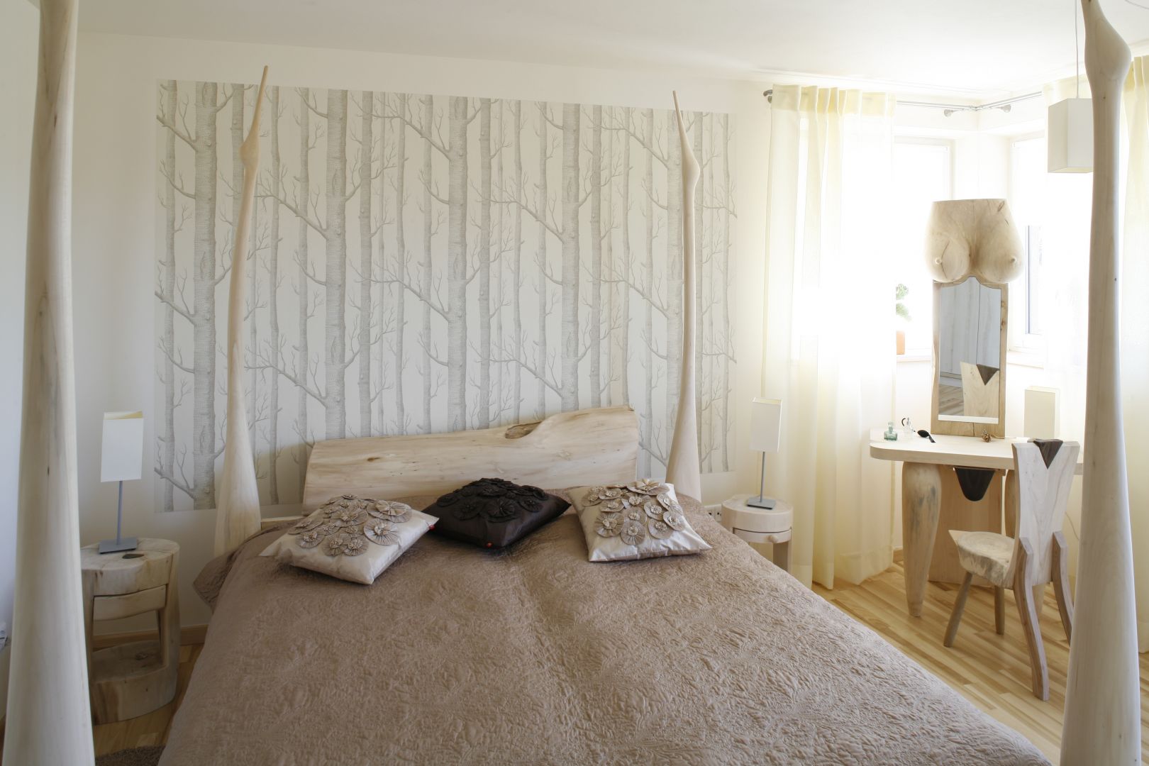 Naturalne, jasne kolory są doskonałym rozwiązaniem do małej sypialni. Warto zadbać również o dużą ilość naturalnego światła, np. wieszając prześwitujące firany. Projekt: Marta Kruk. Fot. Bartosz Jarosz