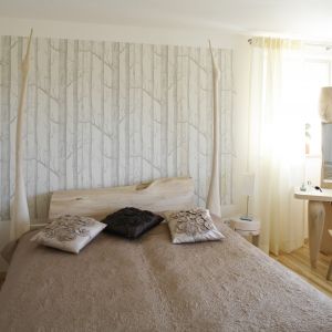 Duża ilość naturalnego drewna w sypialni sprawi, że wnętrze będzie bardzo przytulne. Projekt: Marta Kruk. Fot. Bartosz Jarosz