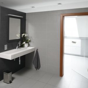 Im więcej wolnej przestrzeni na podłodze, tym prościej w łazience utrzymać porządek i czystość. Projekt Piotr Stanisz. Fot. Bartosz Jarosz