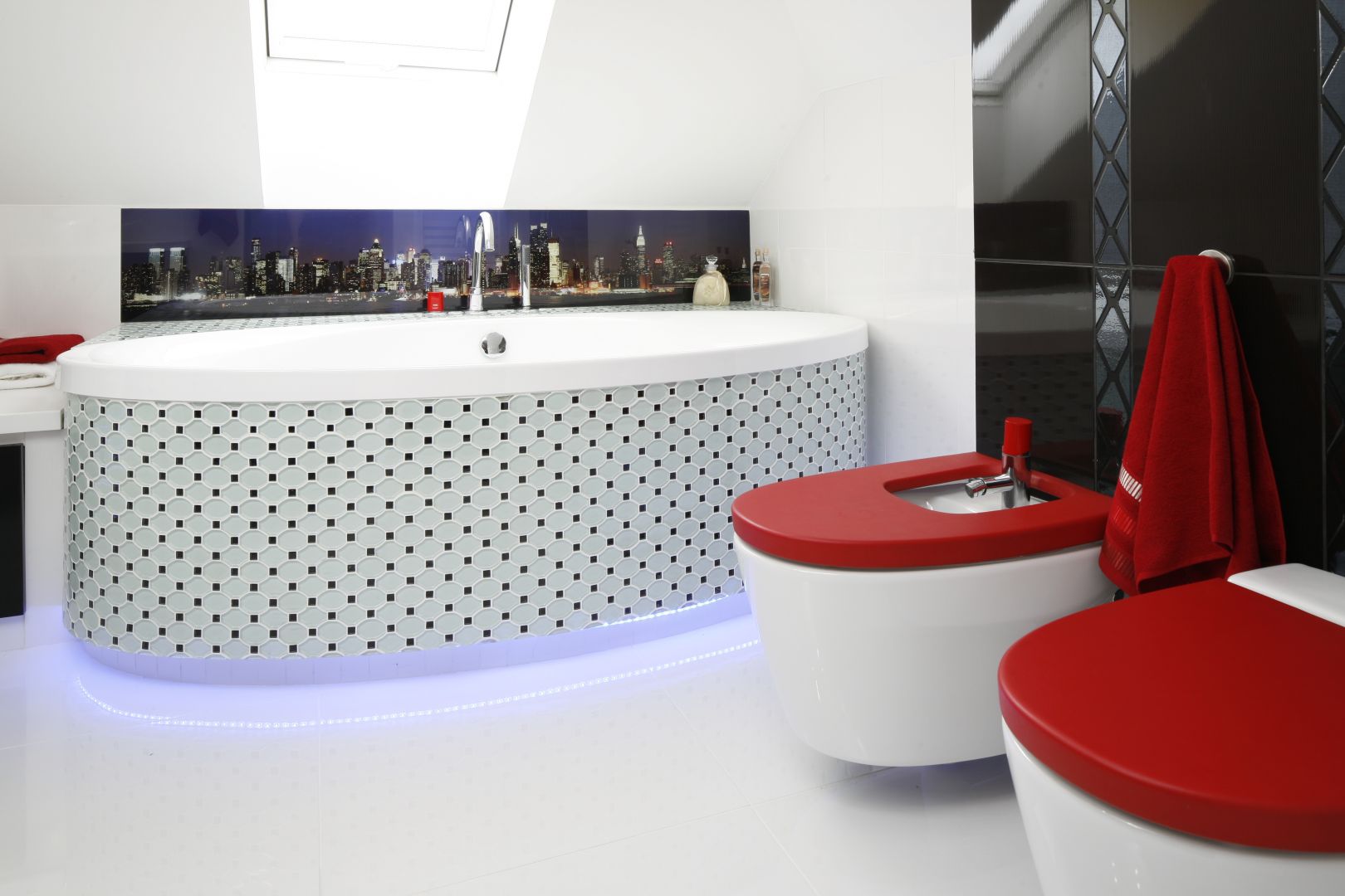Czerwone deski mogą być elementem kontrastującym. To ciekawy detal w łazience. Projekt Marta Kilan. Fot. Bartosz Jarosz