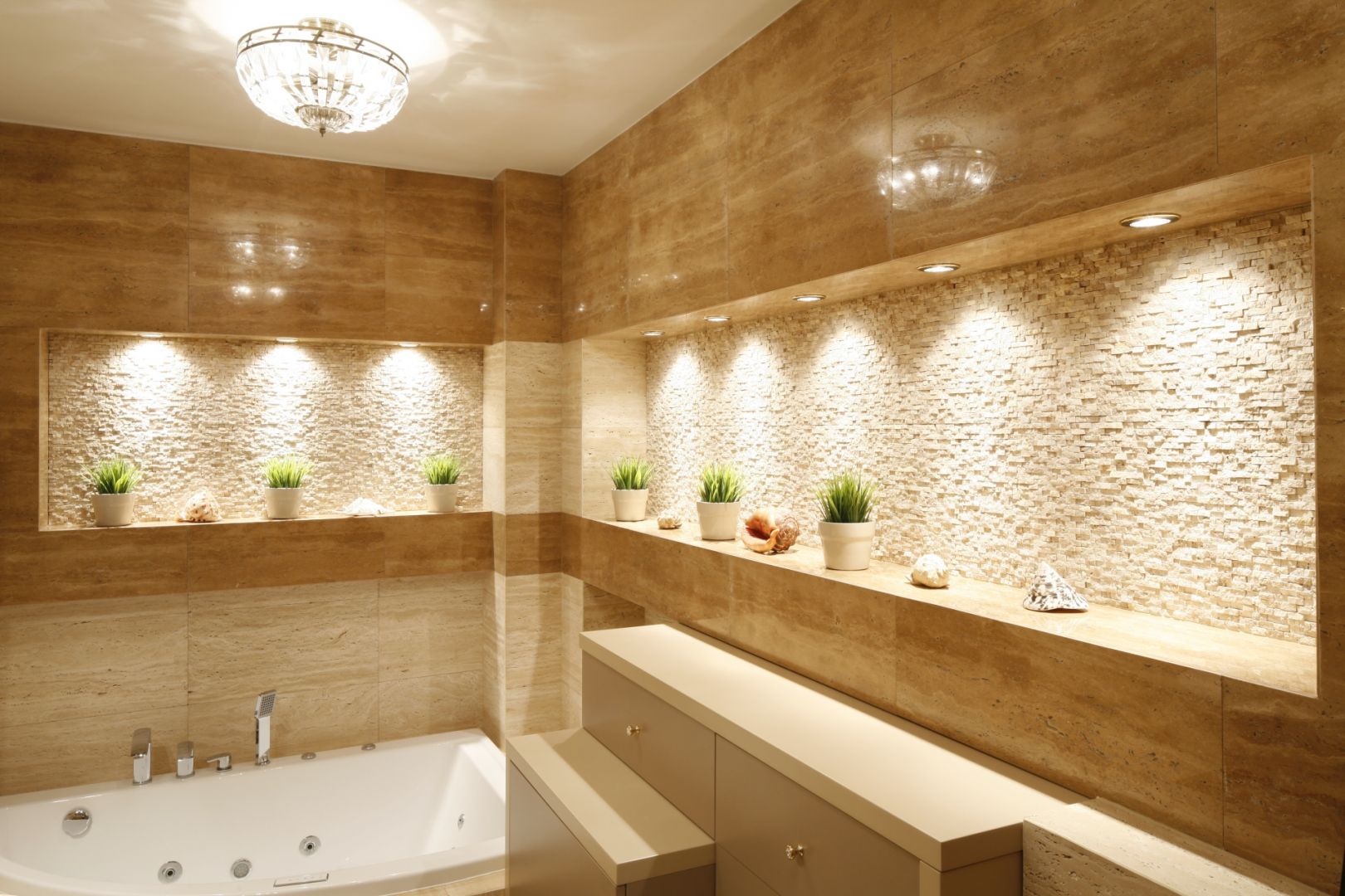 Ciekawie poprowadzone oświetlenie może optycznie wymodelować przestrzeń łazienki, ale doda jej także niepowtarzalnego charakteru. Projekt Jolanta Kwilman. Fot. Bartosz Jarosz