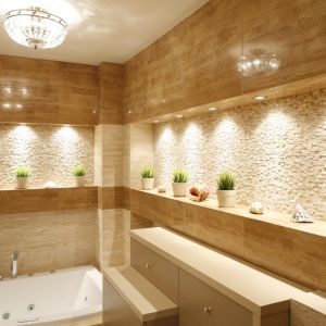 Ciekawie poprowadzone oświetlenie może optycznie wymodelować przestrzeń łazienki, ale doda jej także niepowtarzalnego charakteru. Projekt: Jolanta Kwilman. Fot. Bartosz Jarosz