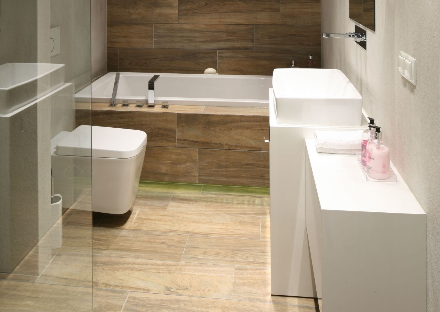 Płytki imitujące drewno są świetnym rozwiązaniem jeśli chcemy aby wnętrze łazienki wyglądało naturalnie i świeżo. Projekt Dominik Respondek. Fot. Bartosz Jarosz