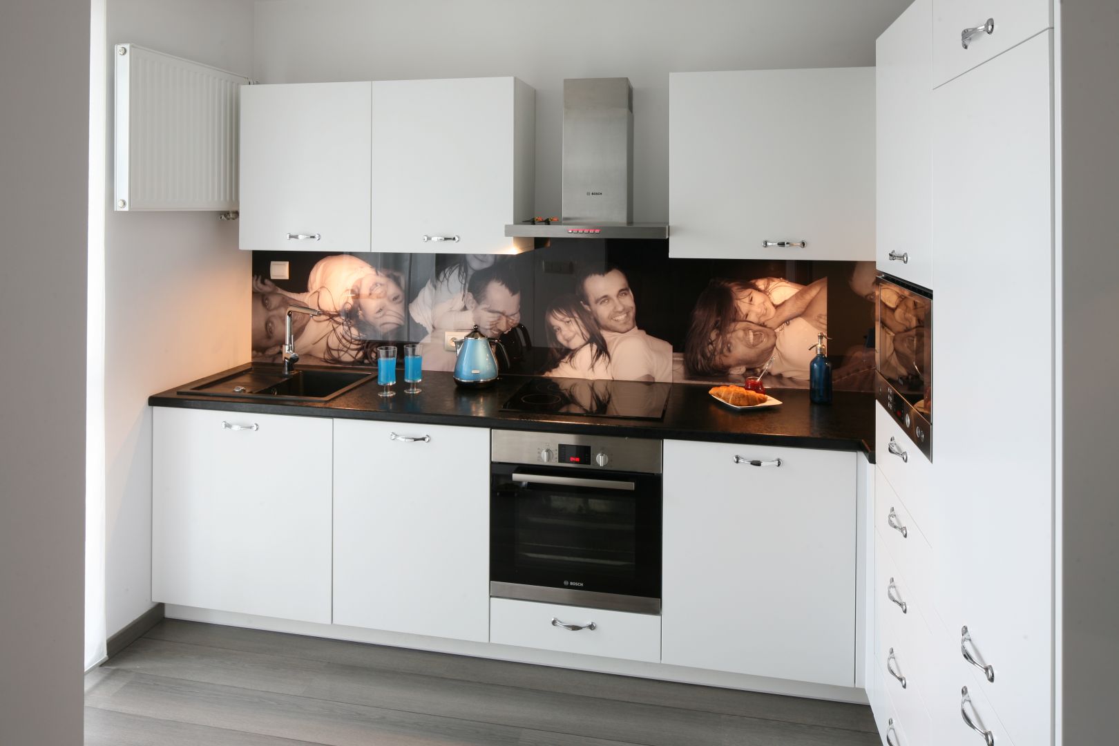 Za przezroczystą taflą można także umieścić ulubione zdjęcie lub tapetę, tworząc w kuchni niepowtarzalny klimat. Projekt: Joanna Nawrocka Fot. Bartosz Jarosz