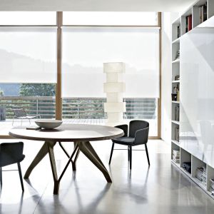 Dekoracyjna noga stołu może nadać wnętrzu oryginalny styl. Na zdjęciu stolik Wow. Fot. Go Modern Furniture 