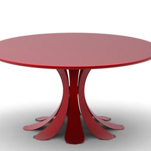 Czerwony stolik De Repas Fleur kształtem przypomina kielich kwiatu. Fot. KSL Living 