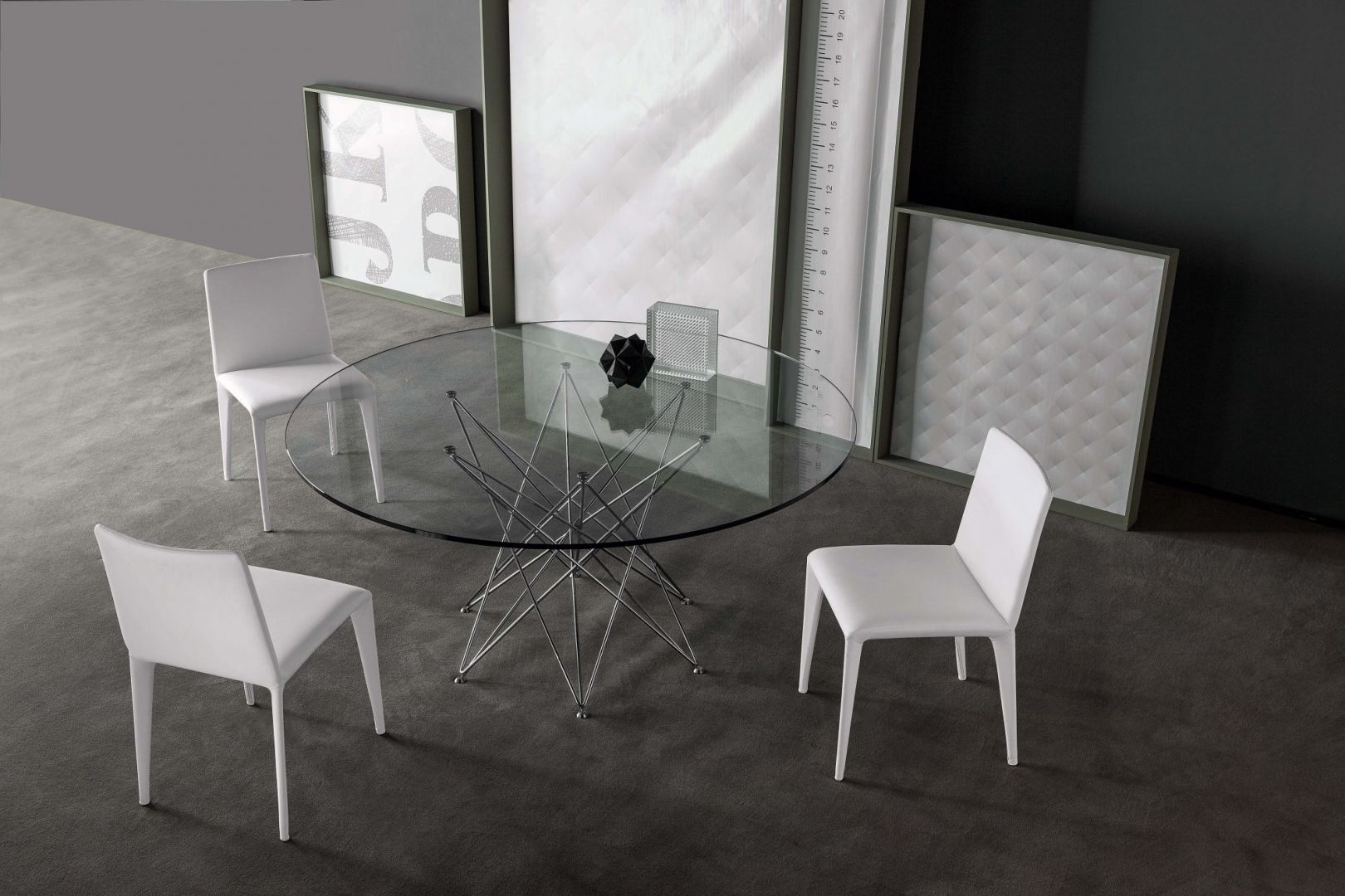 Stół Octa posiada nogi wykonane z metalu w kolorze chromu, finezyjnie splecione z kilku rurek, oraz blat hartowany. Dzięki swojej minimalistycznej formie, stół  nadaje się idealnie do nowoczesnych wnętrz. Fot. Go Modern Furniture